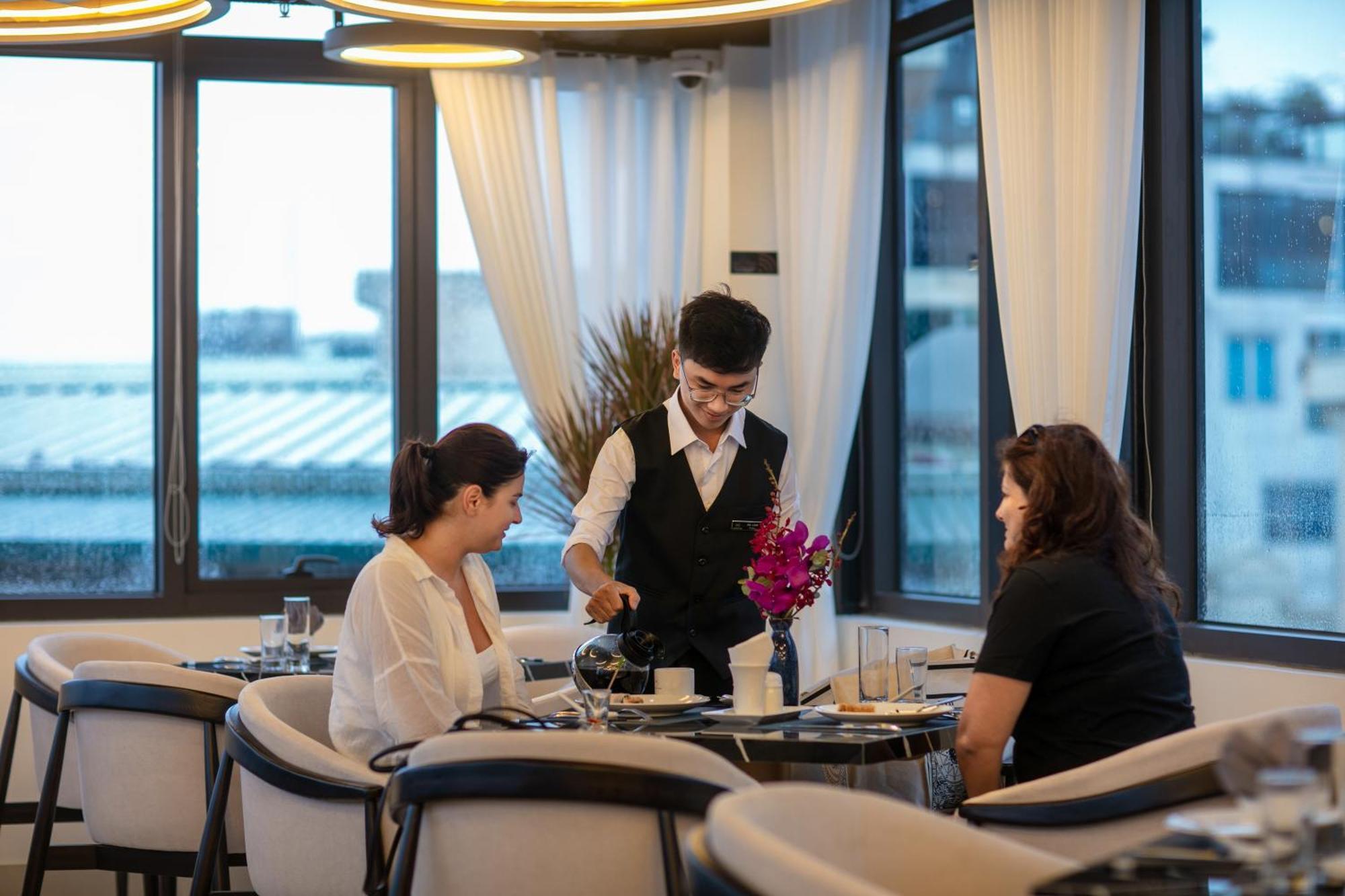 Le Premier Hotel & Rooftop Bar Hanoi Exterior photo