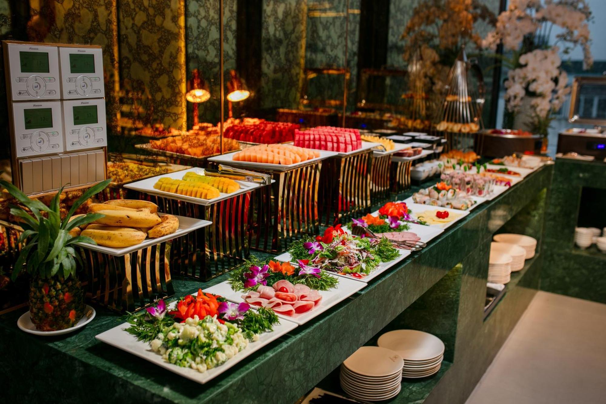 Le Premier Hotel & Rooftop Bar Hanoi Exterior photo