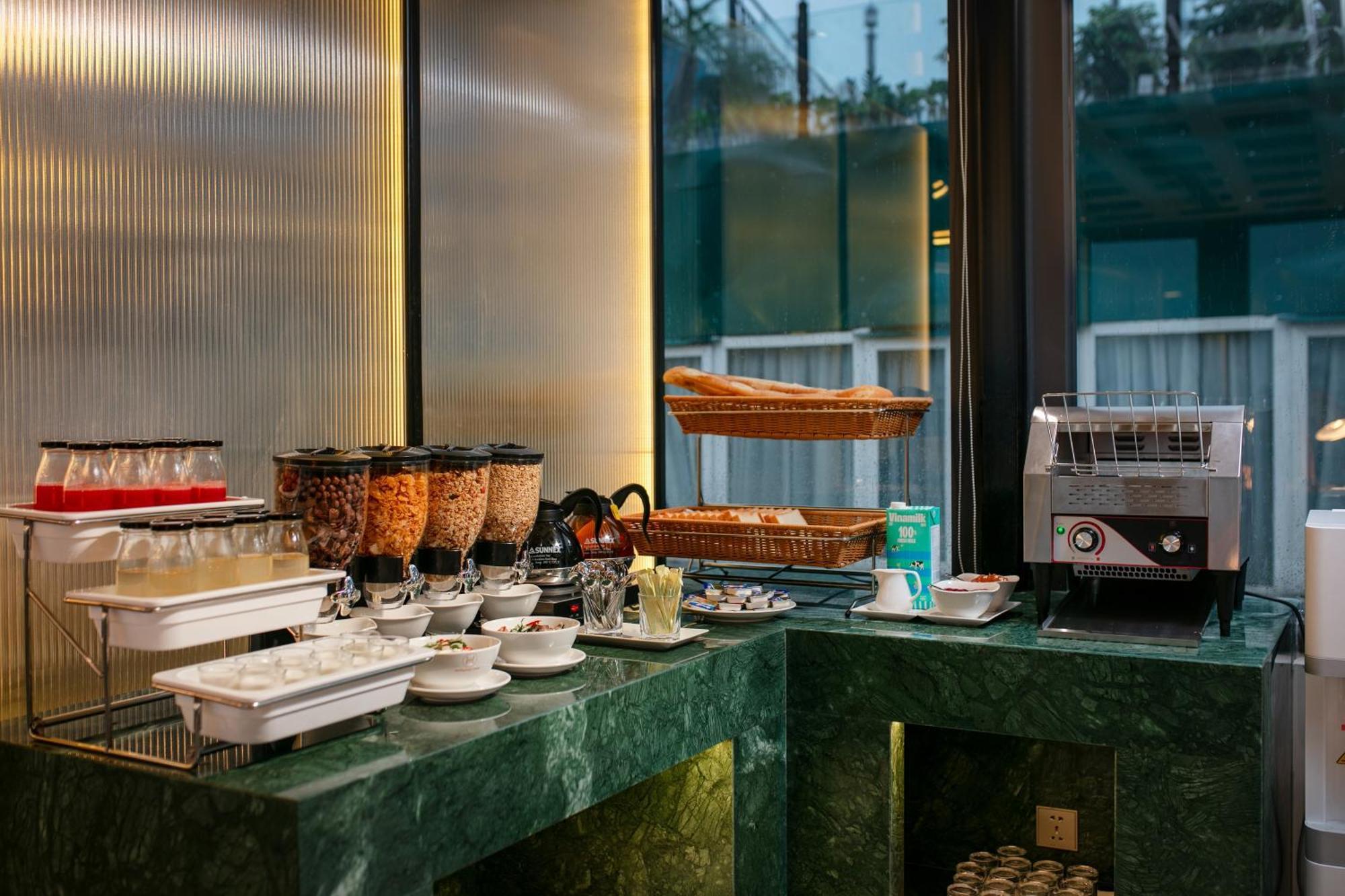 Le Premier Hotel & Rooftop Bar Hanoi Exterior photo