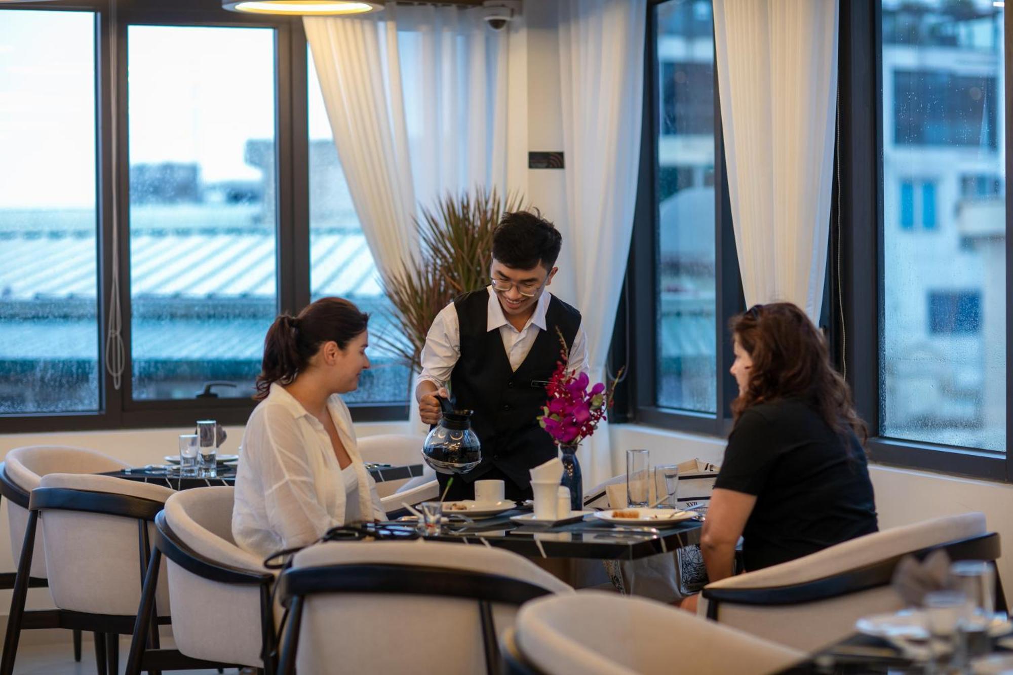 Le Premier Hotel & Rooftop Bar Hanoi Exterior photo
