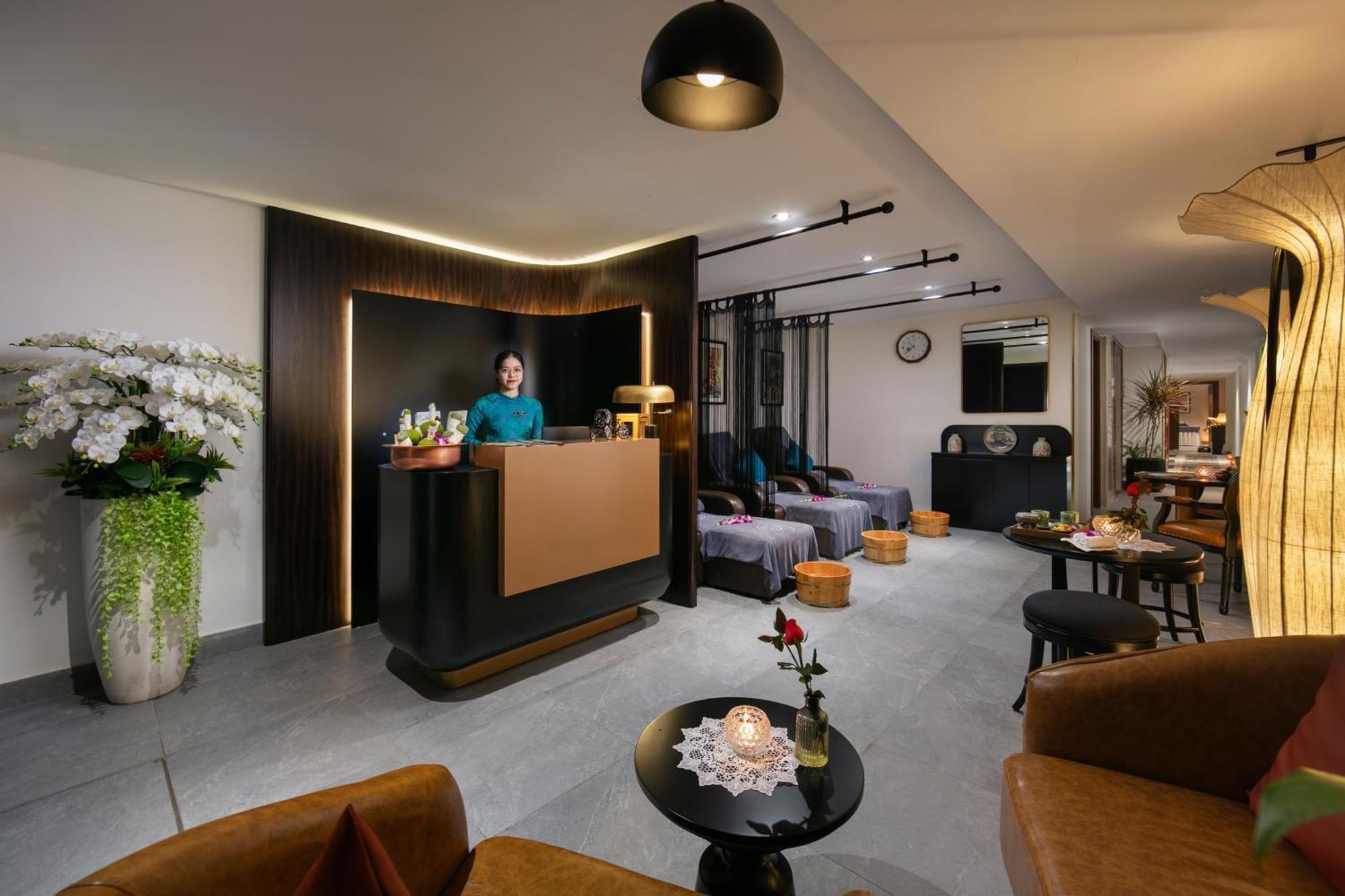 Le Premier Hotel & Rooftop Bar Hanoi Exterior photo