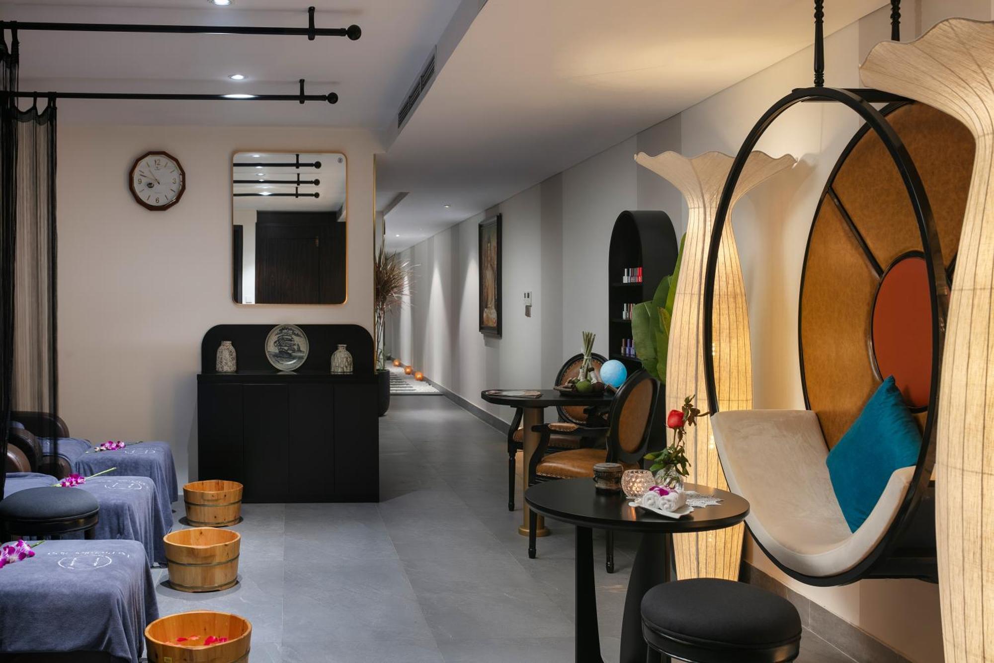 Le Premier Hotel & Rooftop Bar Hanoi Exterior photo